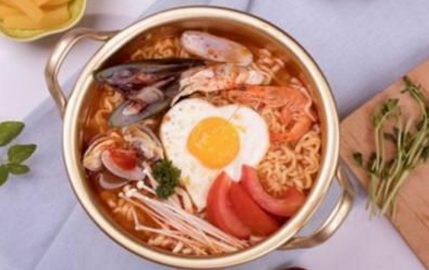 加盟網(wǎng)紅“泡面小食堂”卻沒有商標(biāo)？